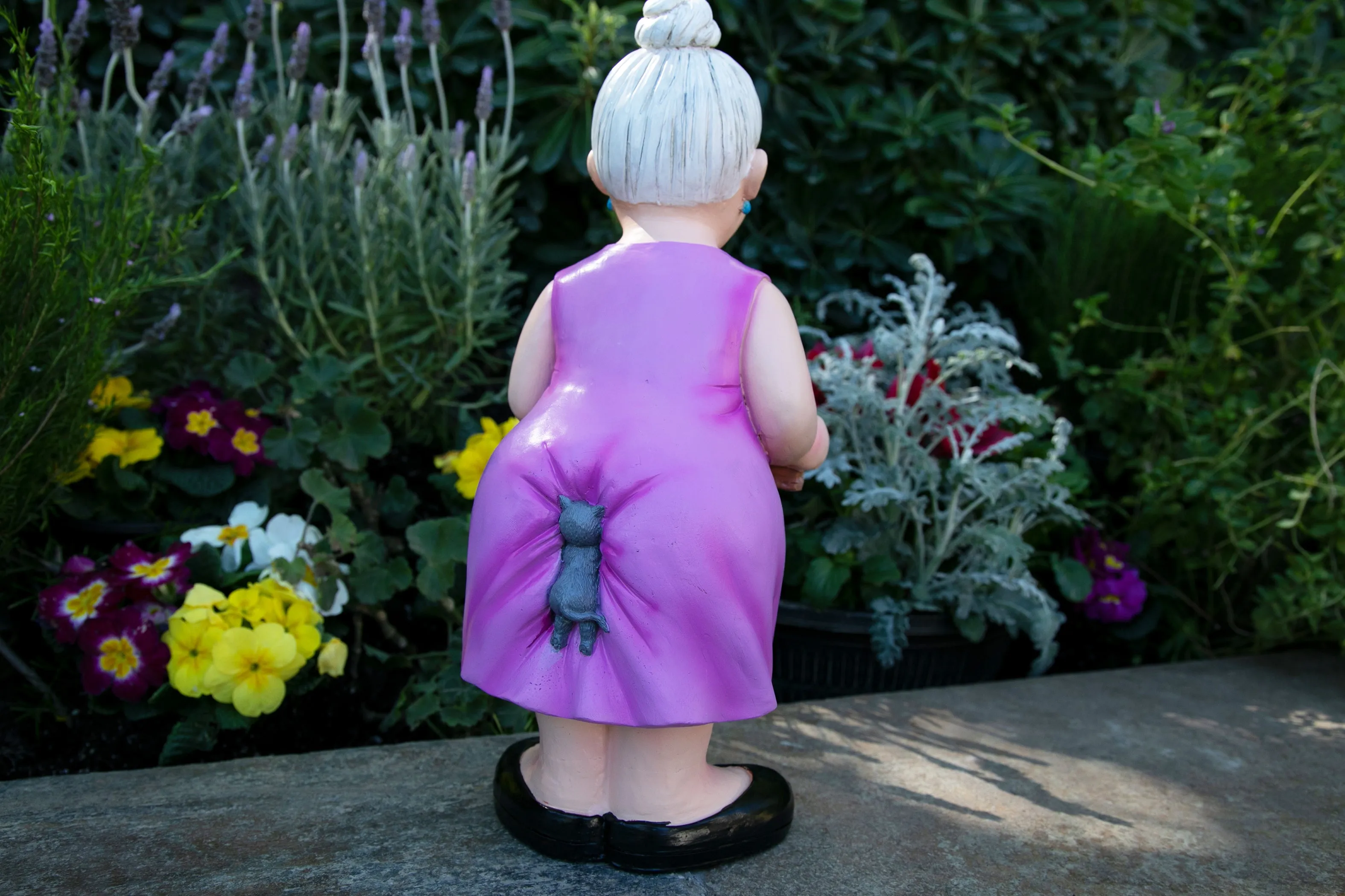 Old Lady Garden Statue with "Have You Seen My Kitten" Sign, 6 by 13.5 Inches